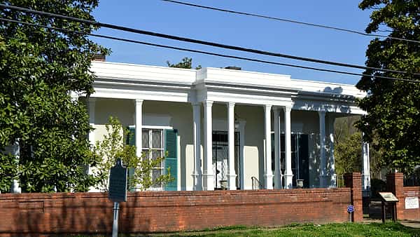 The front of the Veranda House on Jackson Street in Corinth, Mississippi, behind its shaded porch